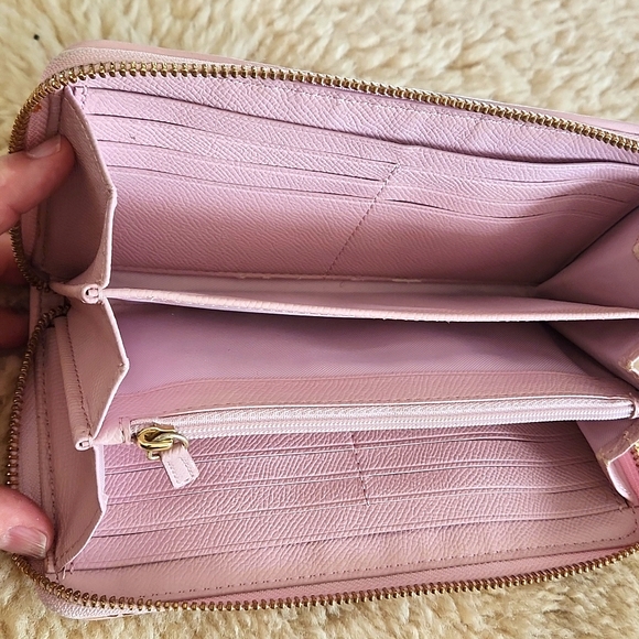 Gorgeous Coach Pale Pink Gathered Soft Leather Long Wallet 🩷 - Picture 12 of 16